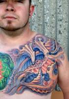 Tattoo de tentaculos alienigenas en el pecho