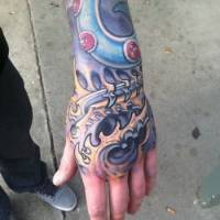Tatuaje de una funda de piel alienigena para la mano
