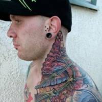 Tatuaje de piel alienigena en hombros y cuello
