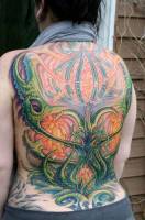 Tatuaje de flores alienigenas en la espalda