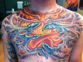 Tatuaje en el pecho de piel alienigena