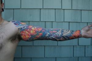 Tatuaje de una funda alienigena en todo el brazo