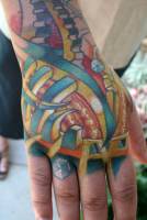 Tatuaje de una funda futurista para la mano