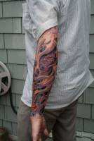 Tattoo de funda de piel alienigena en el brazo