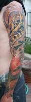Tatuaje de piel alienigena en el brazo