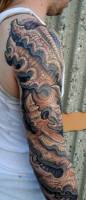 Tatuaje de una funda extraterrestre en el brazo