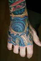 Tatuaje de piel alienigena en la mano