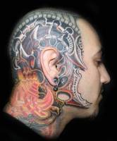 Tattoo en la cabeza de piel extaterrestre
