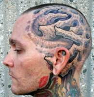 Tatuaje en la cabeza de piel extraterrestre