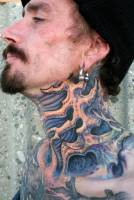 Tatuaje de una funda alienigena en el cuello