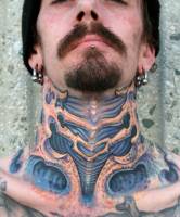 Tatuaje de una funda de piel alienigena en el cuello