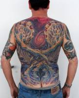 Tatuaje de piel extaterrestre y galaxias en la espalda