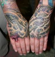 Tatuaje de funda extraterrestre en las manos
