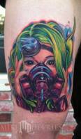 Tatuaje de una chica con una mascara de gas