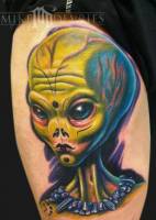 Tatuaje de una cabeza de extraterrestre