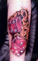 Tatuaje de unos dados en llamas