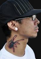 Tatuaje de una gran araña en el cuello