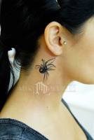 Tatuaje de una araña en el cuello 