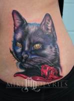 Tatuaje de un gato con una rosa deshaciendose