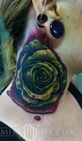 Tatuaje de una rosa en el cuello