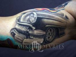 Tatuaje de un coche en el brazo
