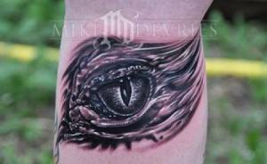 Tatuaje de un ojo reptil mirando
