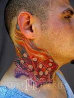 Tatuajes de unos dados en llamas en el cuello