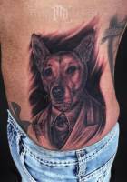 Tatuaje de un perro con traje