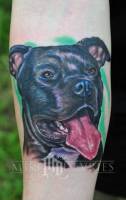 Tatuaje de un perro con la lengua fuera