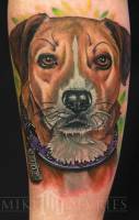 Tatuaje de un perro con collar