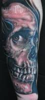 Tatuaje de una cara esqueletica mirando
