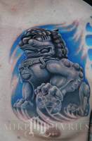 Tatuaje de una estatua de un león fu