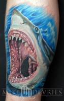 Tatuaje de un tiburón mordiendo fuera del agua