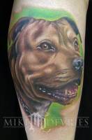 Tatuaje de un perro en color