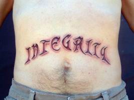 Tatuaje de la palabra Integrity en la barriga