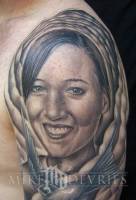 Tatuaje de una cara de mujer en el cielo