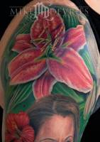 Tatuaje de una flor de grandes pétalos
