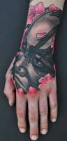 Tatuaje de una cara samurai en la mano