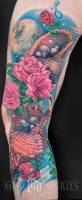 Tatuaje de rosas y medusas con la luna de fondo