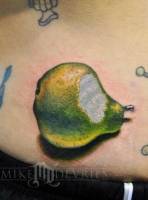 Tatuaje de una pera mordida