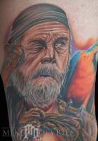 Tatuaje de un viejo pirata con un loro