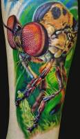 Tatuaje de una abeja super ampliada