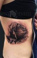 Tatuaje de una rosa con gota de rocio