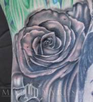 Tatuaje de una rosa estilo madera
