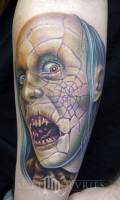 Tatuaje de un monstruo con telaraña en la cara