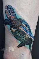 Tatuaje de una tortuga nadando