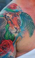Tatuaje de un tigre en la jungla
