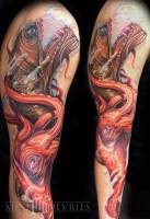 Tatuaje de un calamar luchando contra un pez abismal