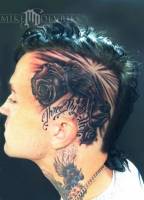 Tatuajes de rosas y un pájaro en la cabeza