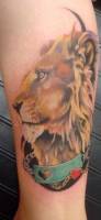Tatuaje de un león con collares de corazones